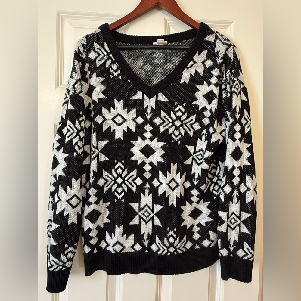 LuLaRoe Torrie V-neck sweater black and white Aztec/Southwest pattern Size XS